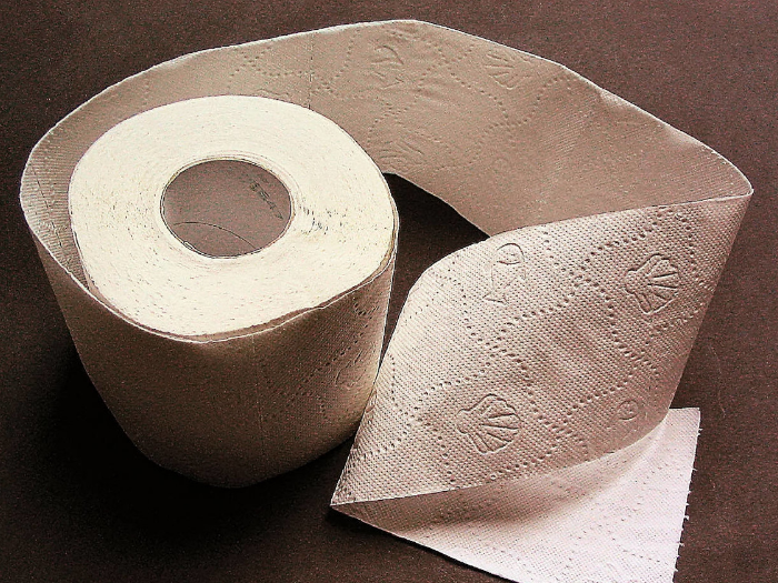 冰箱放一卷卫生纸,最好选用厨用的.