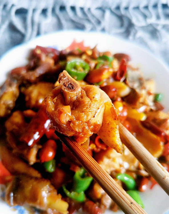 秘制乡土辣子鸡,营养丰富,自家做的才香,零厨艺也可以露一手!