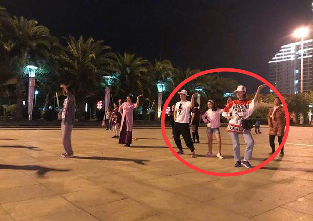 田亮叶一茜同是处女座,带着森蝶小亮仔跳广场舞,四人成焦点!