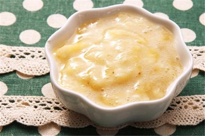 六个月宝宝辅食香蕉泥,香蕉性凉,可以给宝宝蒸着吃,防便秘