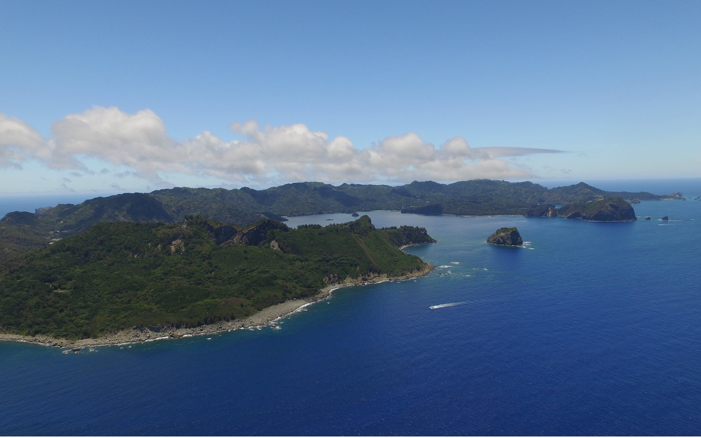 小笠原群岛,海岸悬崖,一年当中都难以见到霜雪