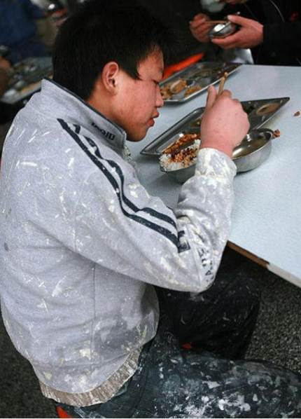 镜头下:吃饭的农民工,几个馒头就是一顿饭,省钱高于一切!