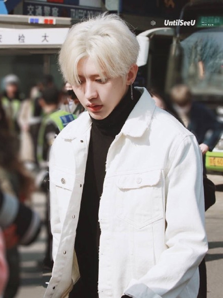 当练习生遇见白发,林彦俊冷酷,蔡徐坤成熟,他的眉毛哪去了?