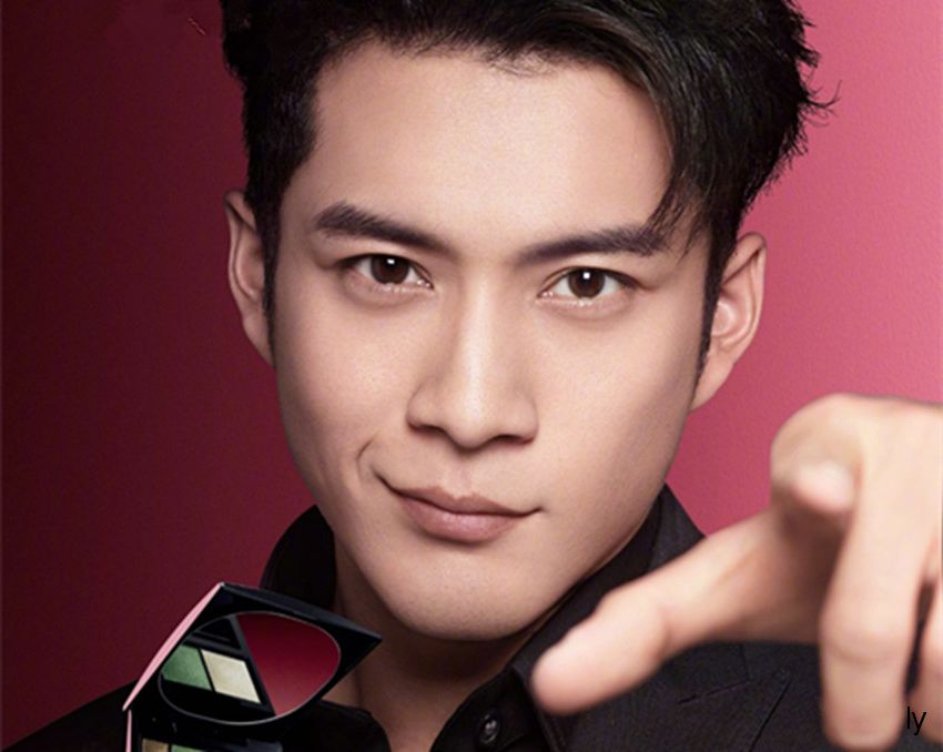 韩东君参加迪奥艺术展,尴尬而不失礼貌的微笑,网友:中了你的毒