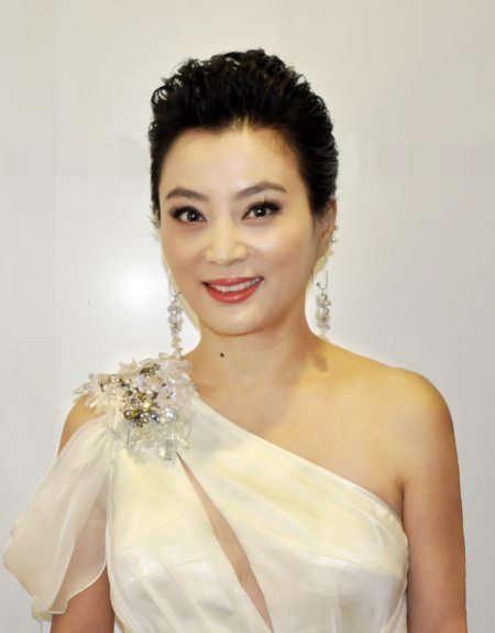 曾经被誉为"甜歌皇后,如今她55岁为了儿子又复出