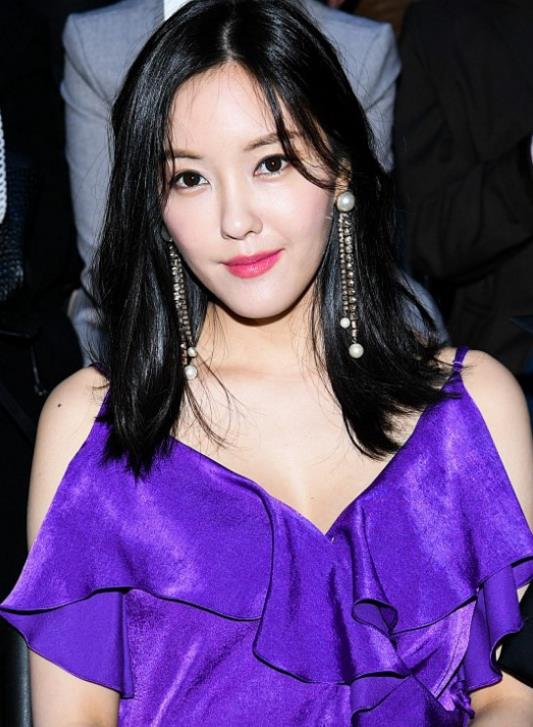 朴孝敏身穿紫色礼服小露香肩,尽显性感魅力,网友:美艳动人!