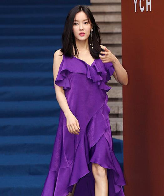 朴孝敏身穿紫色礼服小露香肩,尽显性感魅力,网友:美艳动人!