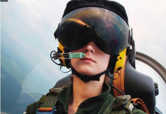 铁血女兵背后的私密照,笑起来像天使一般妩媚!