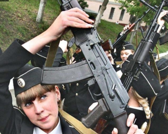 铁血女兵背后的私密照,笑起来像天使一般妩媚!