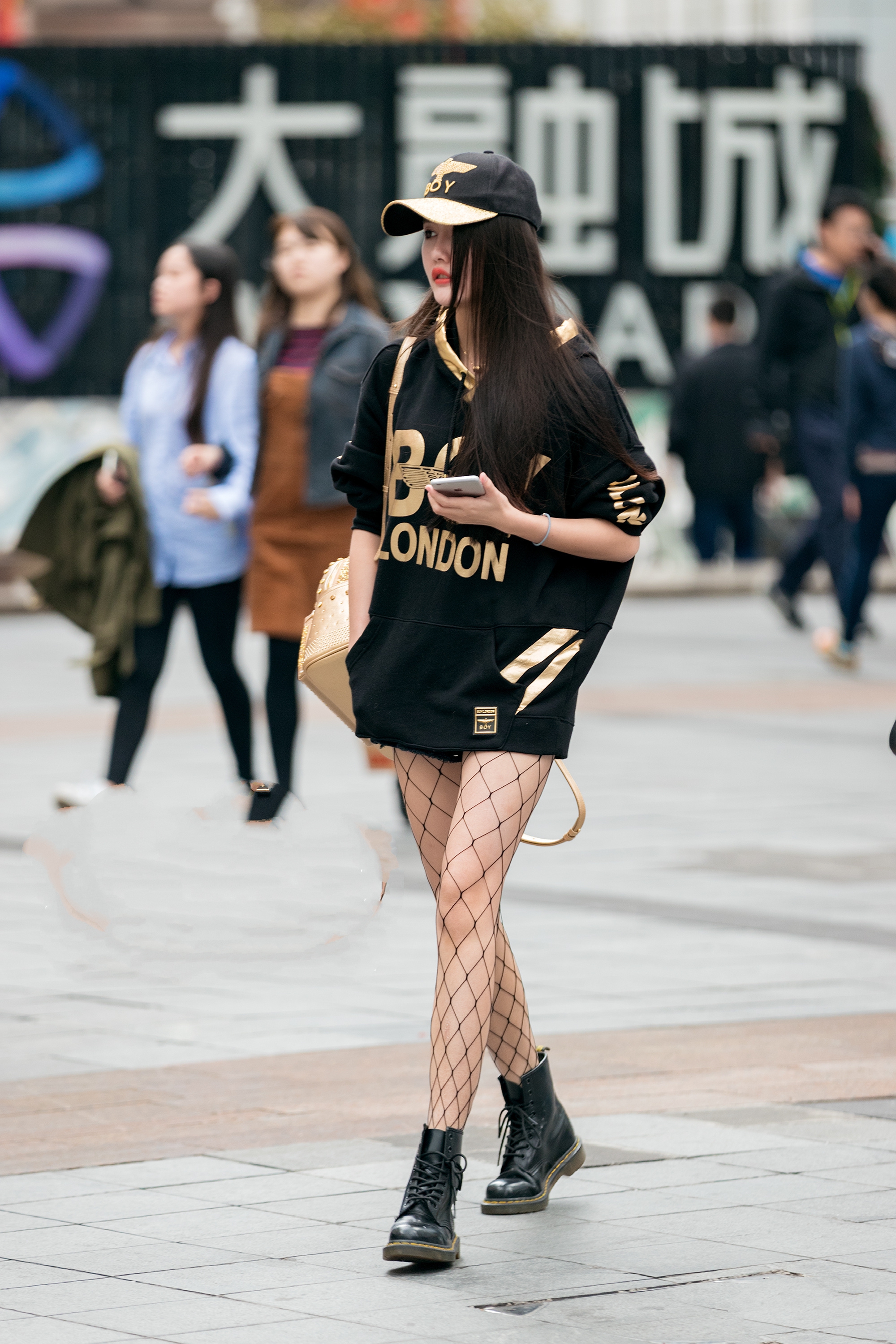 街拍00后,无一不露着腿,尽显青春靓丽