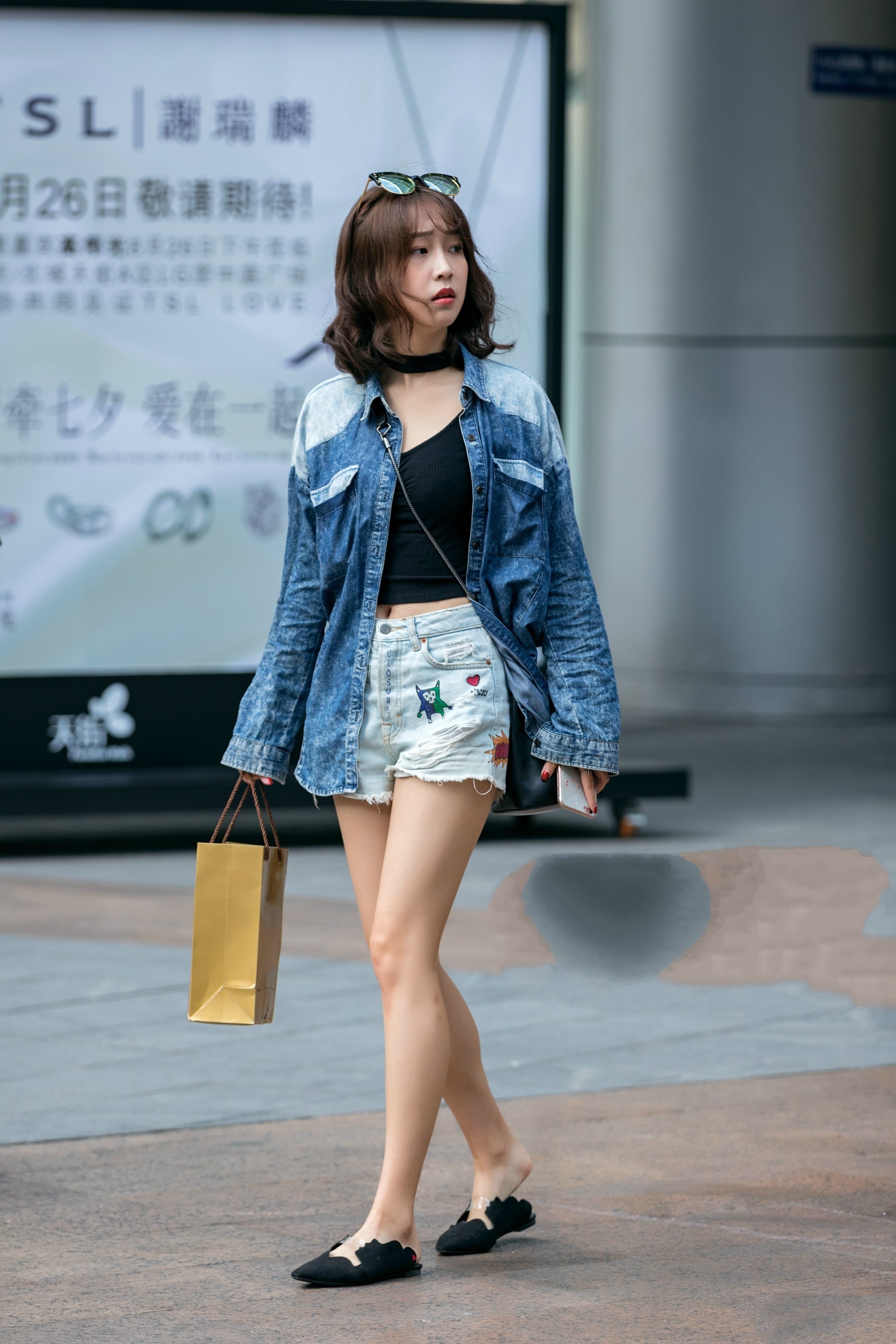 街拍00后,这么冷的天还露着腿,不怕冷吗?