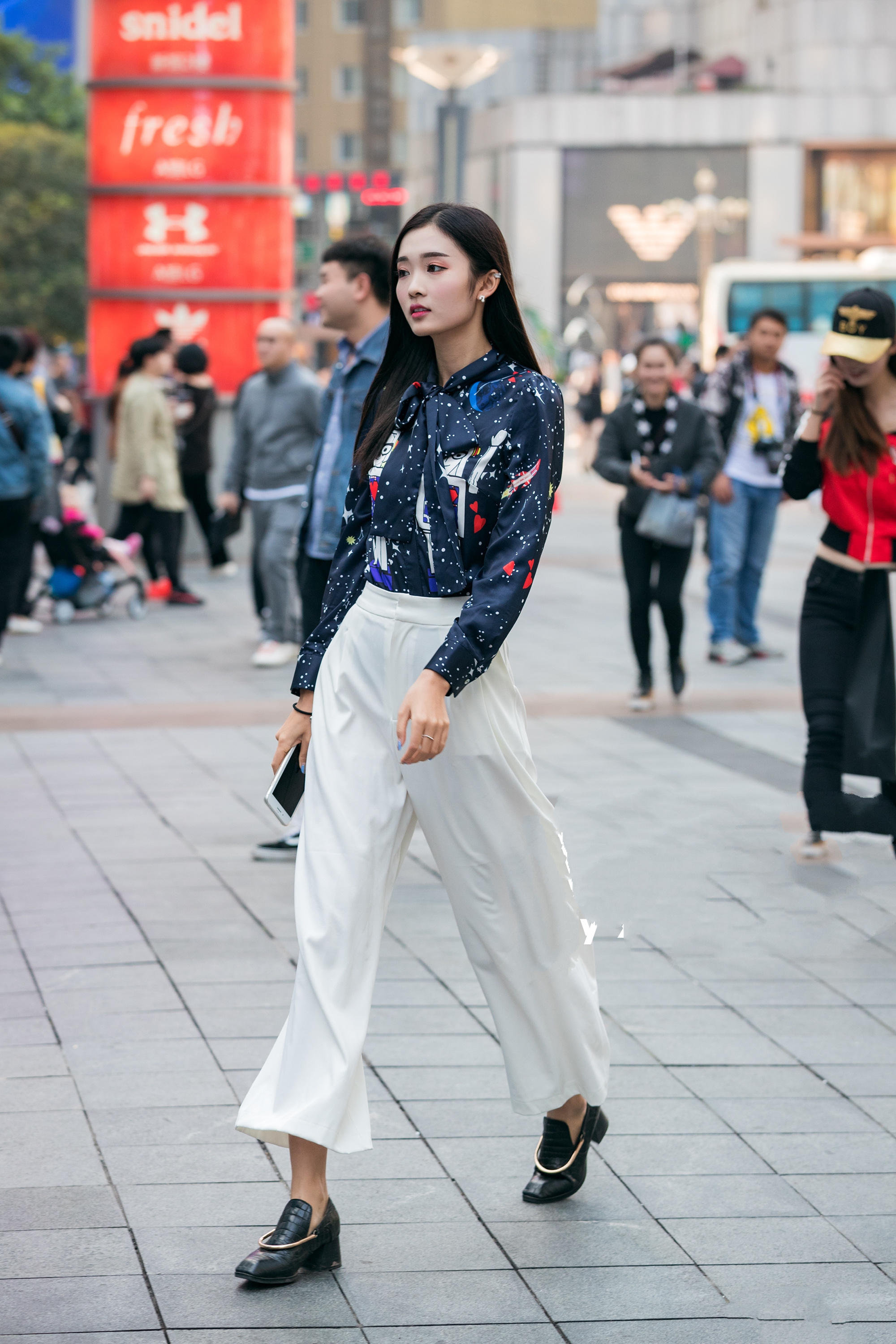 街拍00后,容貌倾国倾城,身材窈窕,年轻就是好