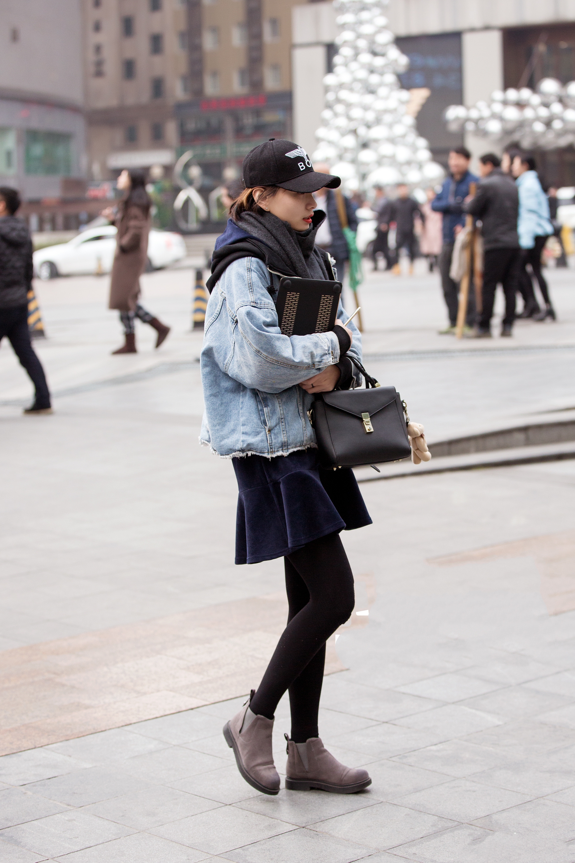 街拍00后,容貌倾国倾城,身材窈窕,年轻就是好