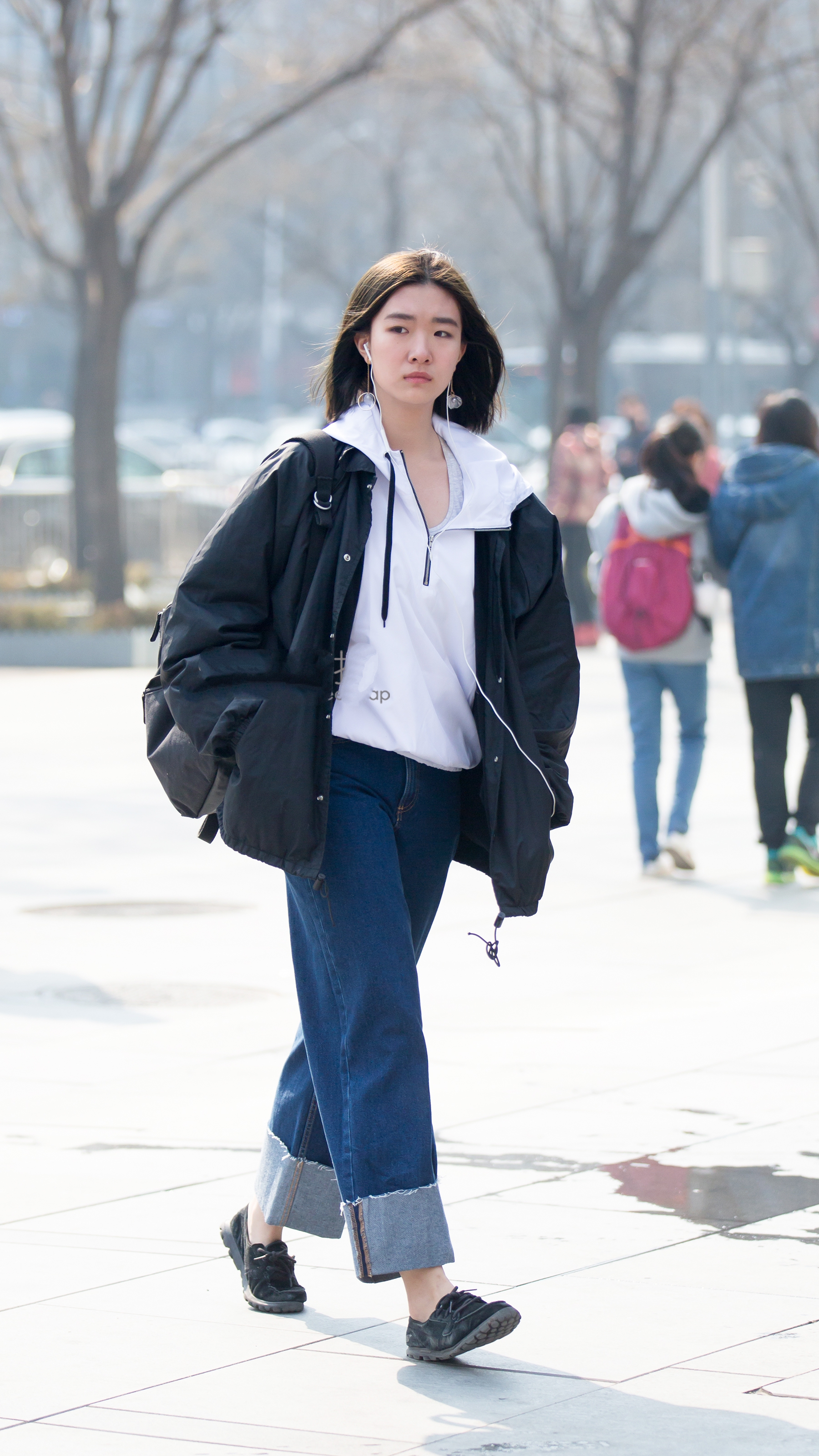 街拍00后少女,瀑布一般的长发,淡雅的妆容