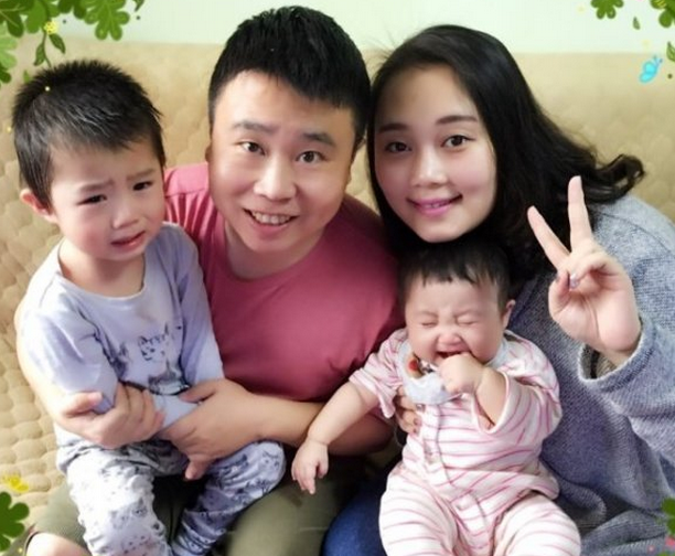 他长的很有特色,娶小11岁老婆恩爱至今,儿女颜值都遗传了妈妈!