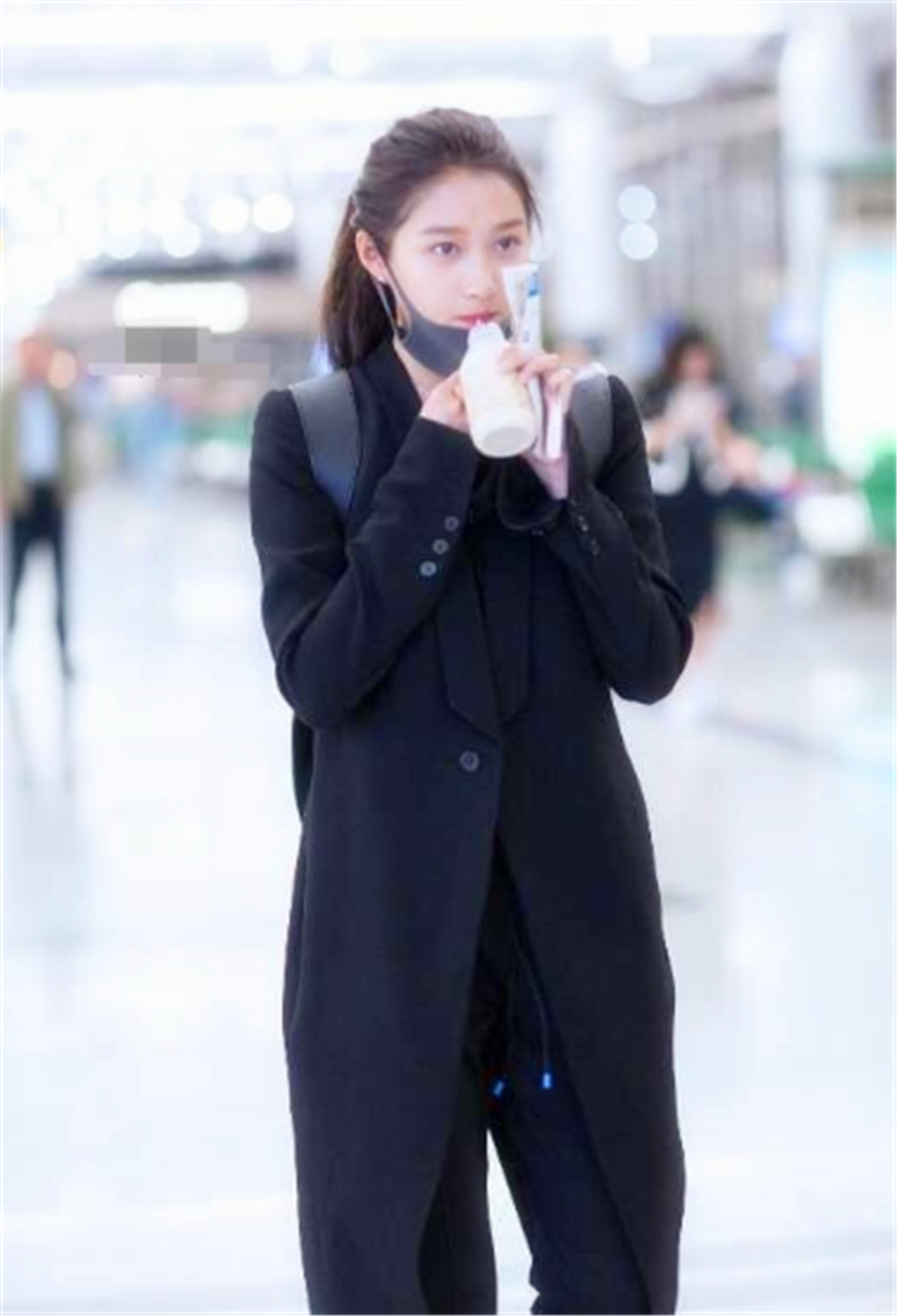 街拍:关晓彤机场照美到惊艳 网友:这才是19岁少女应有的打扮