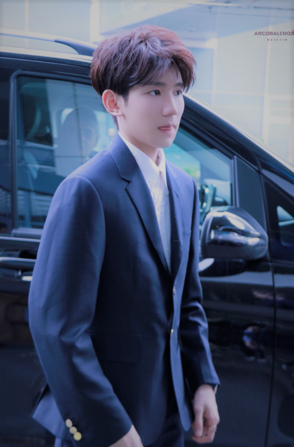 王源,在巴塞尔亮相的时候,一身西装造型瞬间惊艳了众人!