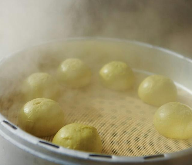 这样做不仅能解决蒸馒头水蒸气的问题,还能让它光滑水润,有口感