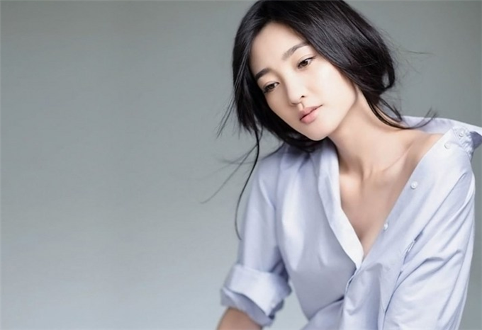 王丽坤晒33岁生日晒许愿照,有网友称:对面坐的是林更新吧?