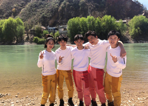 杨紫加盟《超能少年团》第二季,站王俊凯旁合影,这个细节亮了!