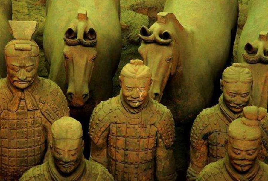 刚出土的兵马俑色彩斑斓,顷刻之间变成"灰头土脸"