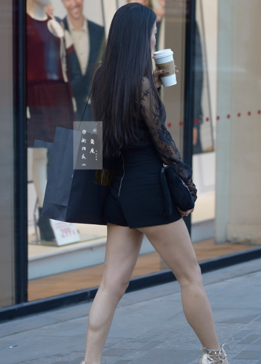 街拍:小粗腿,薄纱衫,超短裤,这样也算时尚吗?