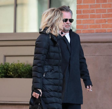 梅格·瑞恩带女儿外出 和男友约翰·梅伦坎普一路谈笑