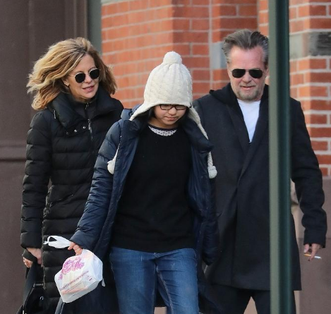 梅格·瑞恩带女儿外出 和男友约翰·梅伦坎普一路谈笑