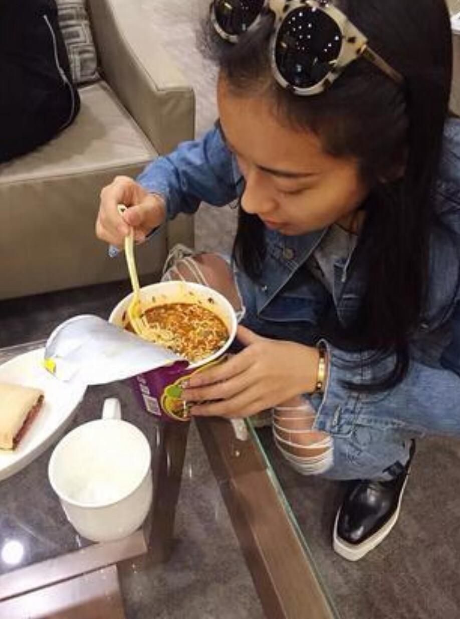 明星也爱吃泡面,陈奕迅吴亦凡张艺兴,摆拍还是真爱吃