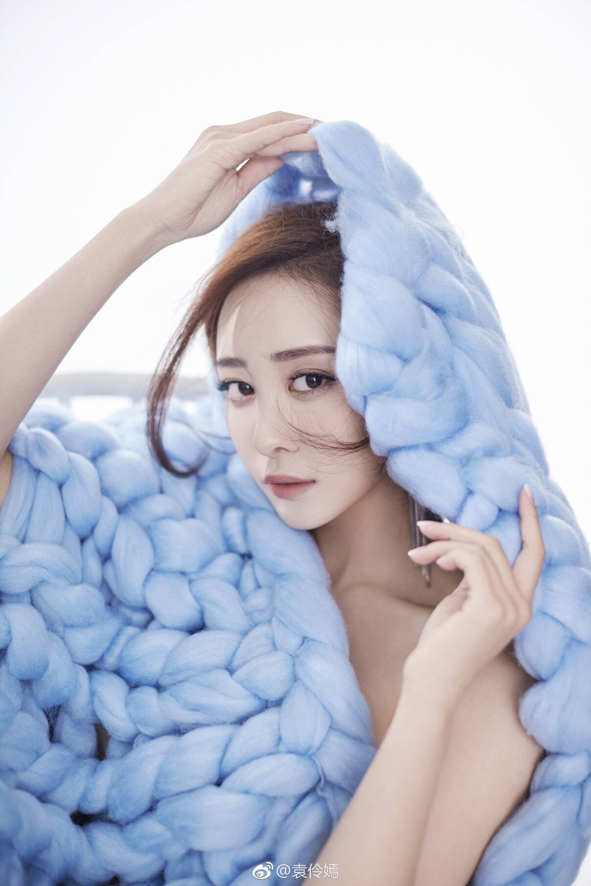 性感美女袁伶嫣"蚕宝宝"造型亮相,十分惹眼!