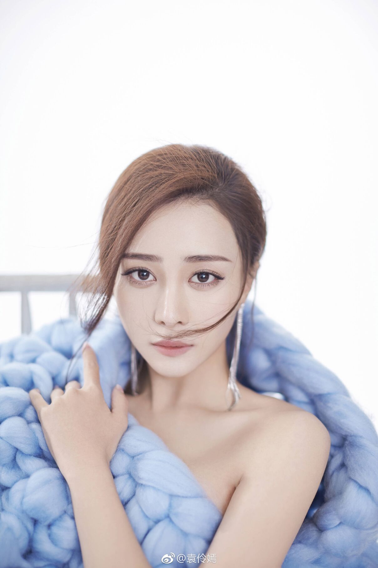 性感美女袁伶嫣"蚕宝宝"造型亮相,十分惹眼!