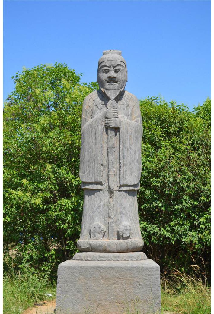 这个帝王陵墓前的一个石翁仲,竟然是笑着的!