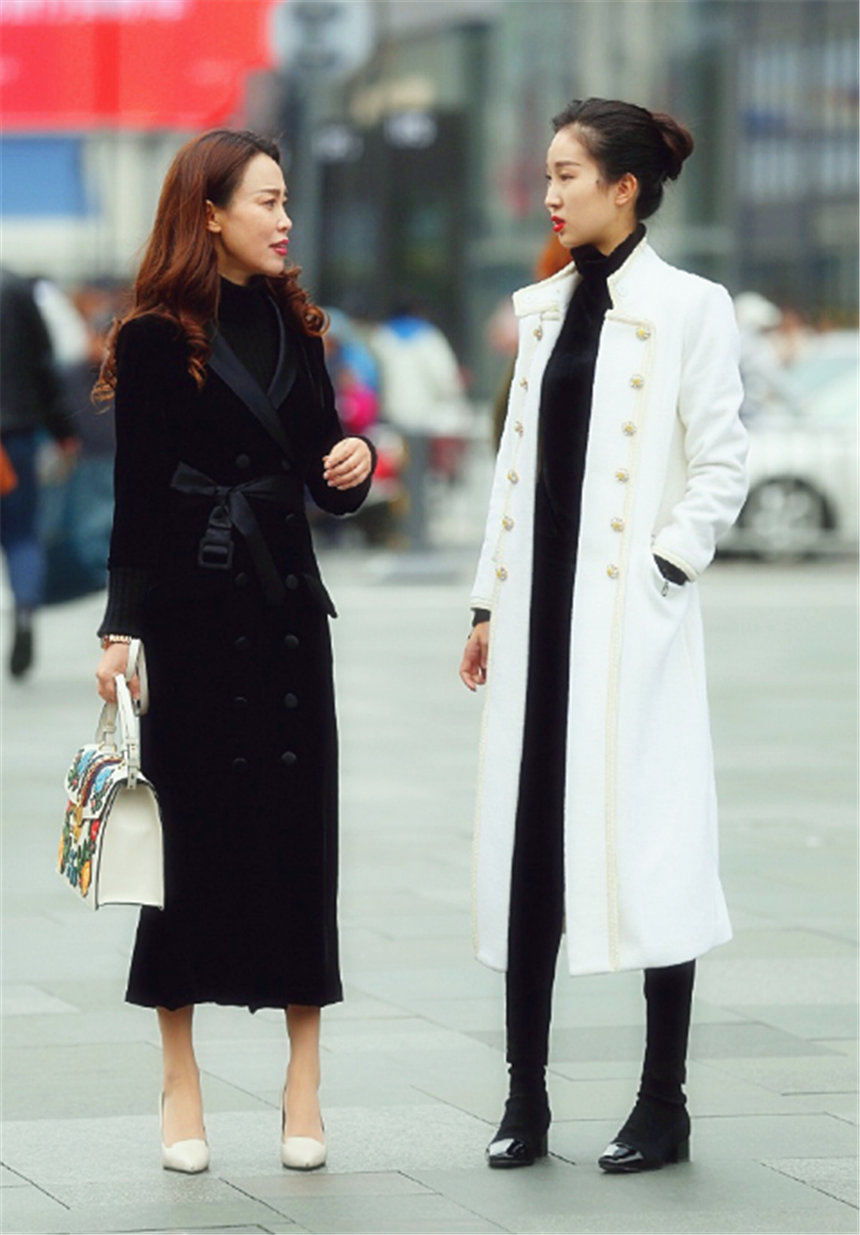 四川街拍美女:美女们都是成双成对,你却还是单身!不服打我啊