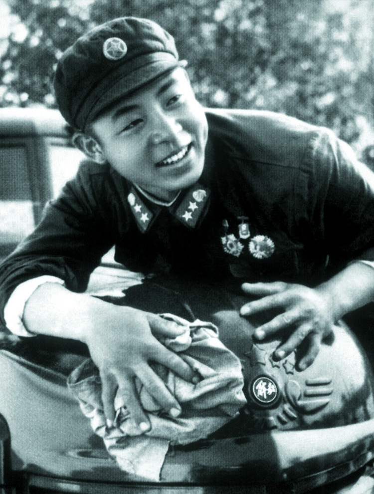 雷锋同志的老照片,扔手雷的雷锋英姿勃发!