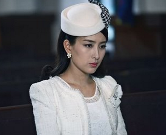 马苏在《黄金大劫案》中的四款造型:图2少女心满满,图4有点土!