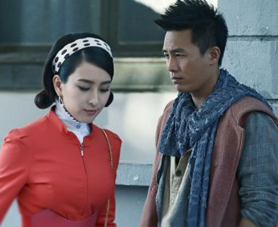 马苏在《黄金大劫案》中的四款造型:图2少女心满满,图4有点土!