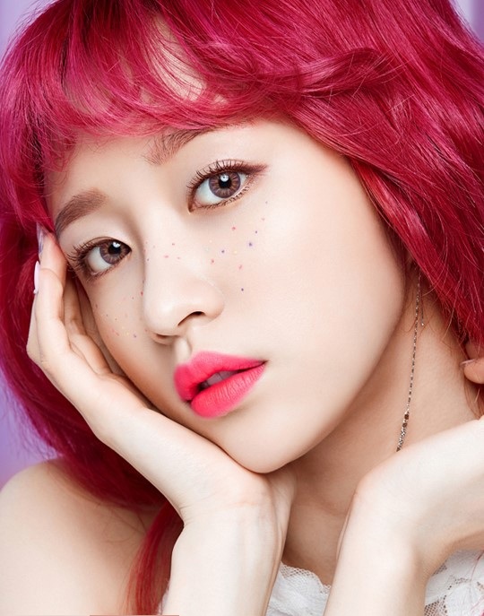 exid成员hani红发拍写真 雀斑妆俏皮可爱