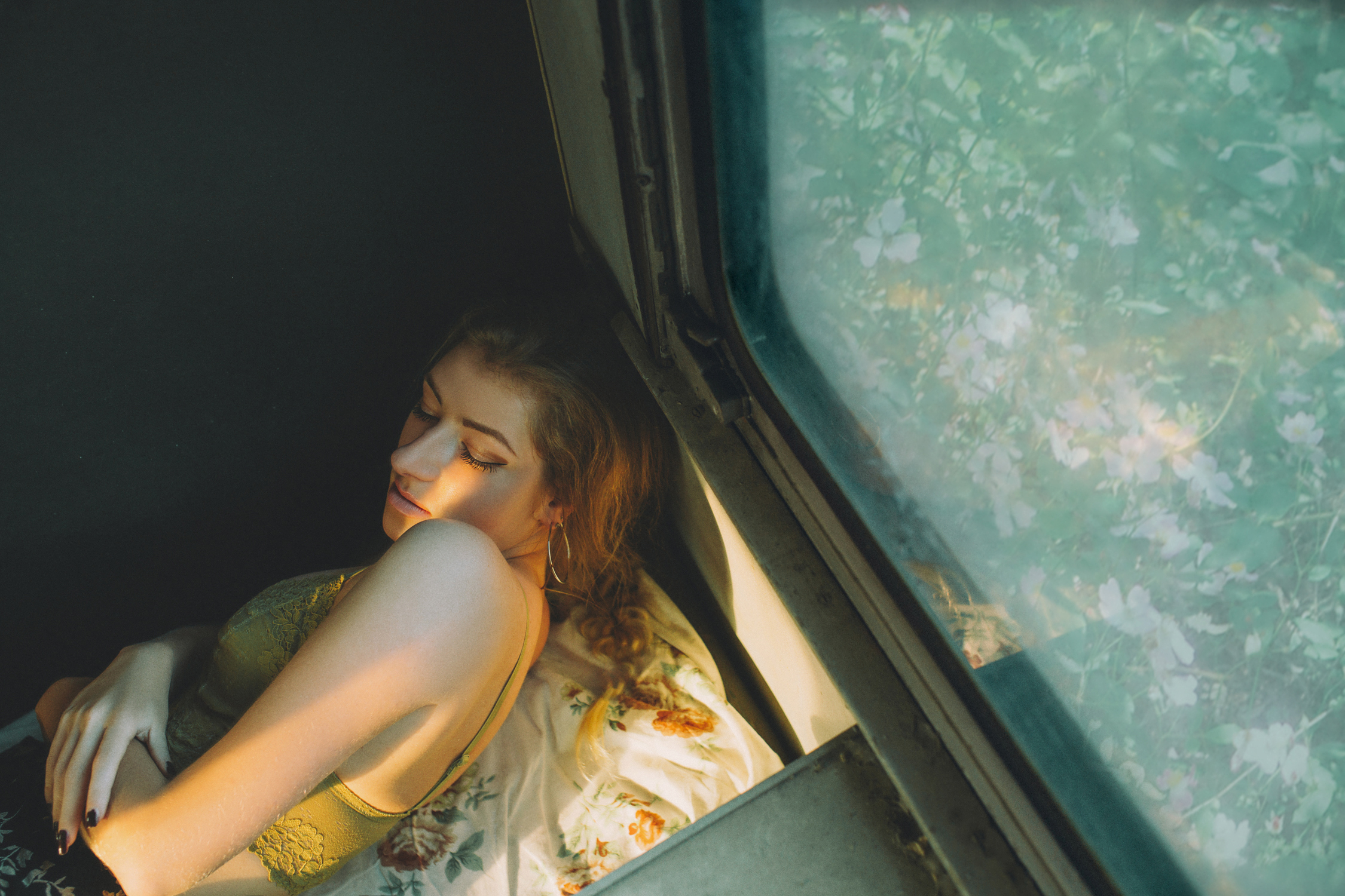 美女在火车上的思绪,看着脸上略带一点淡淡的忧伤!