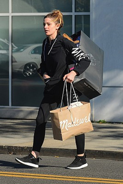 购物狂魔!阿什丽·格林尼大包小包满载而归,对镜露笑容运动范