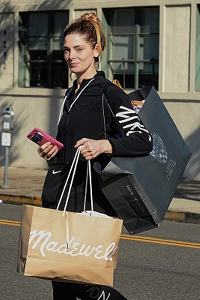 购物狂魔!阿什丽·格林尼大包小包满载而归,对镜露笑容运动范