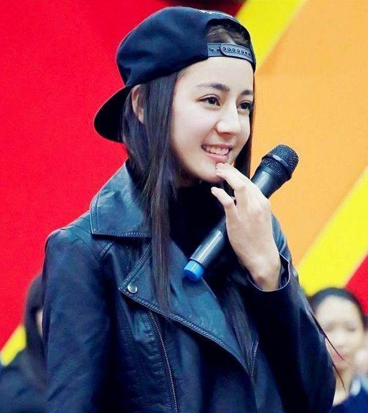 盘点那些反戴帽子的女星,颖宝可爱,范冰冰霸气,最美的还是她!