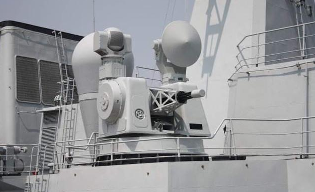 国产730近防炮只装备一个,射击时抛弹壳如下雨!