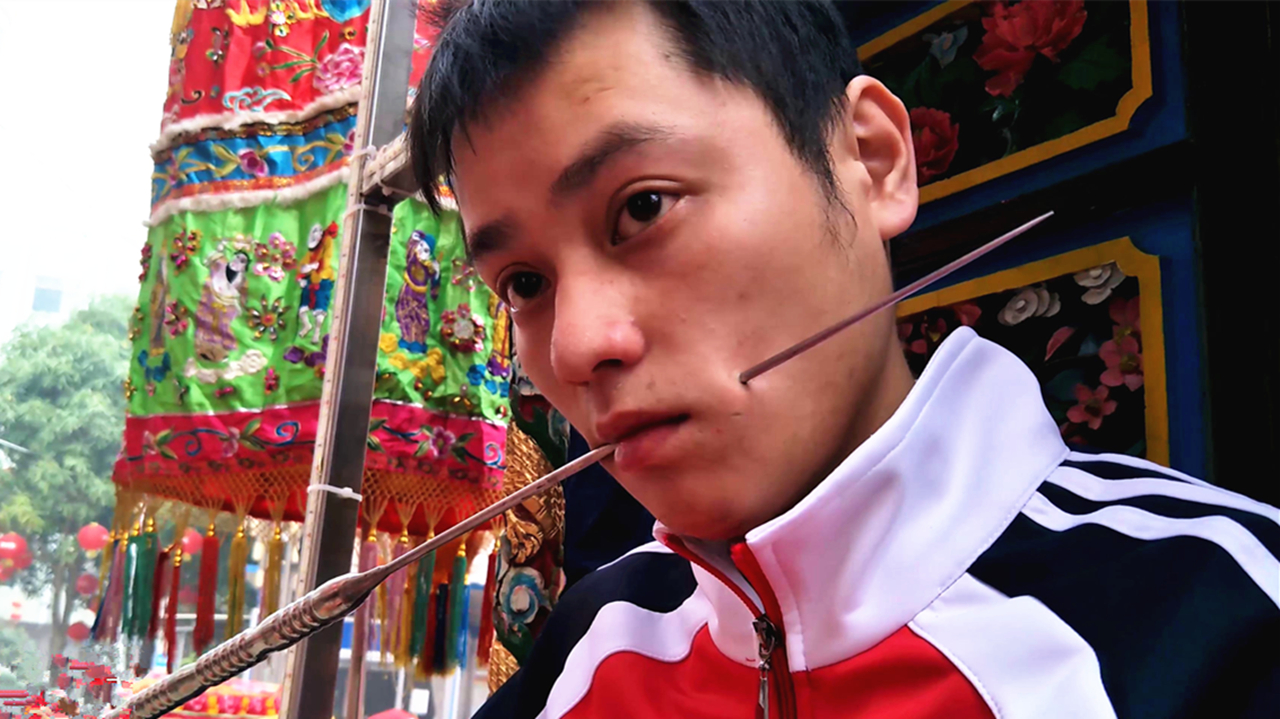 广东湛江年例中那么大的针刺脸不疼吗?(纵横哥原创)