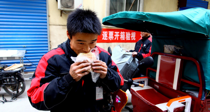 实拍:快递员的午餐,在桌子上吃饭是奢望,早出晚归忙不停!