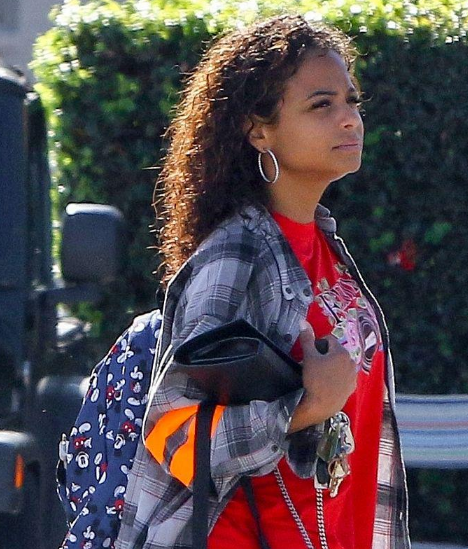 歌手克里斯蒂娜·米兰被阳光闪瞎一直眯着眼 一人拿三包大步疾走