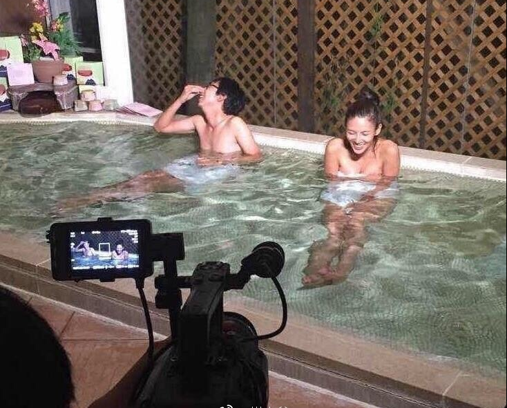 张蓝心与两男子水中拍戏,疑似真空上阵,太为难男人了!