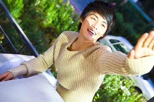 在悲伤逆流成河中饰演齐铭,该剧根据郭敬明同名小说改编,主要讲述上海