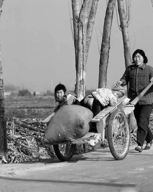80年代中国农村老照片:图1很熟悉,最后一张有钱人才盖得起!