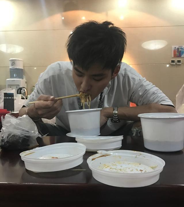 明星吃泡面:岳云鹏最"奇葩",黄晓明吃泡面也不忘"摆姿势"
