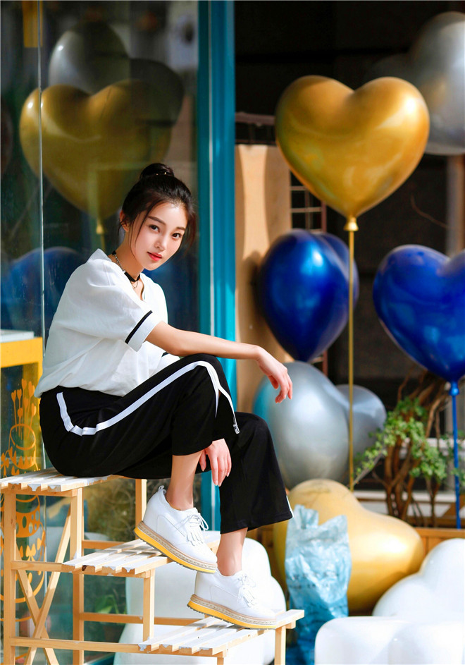 她在《御姐归来》中饰演肖妍,在现实生活中清新洒脱!